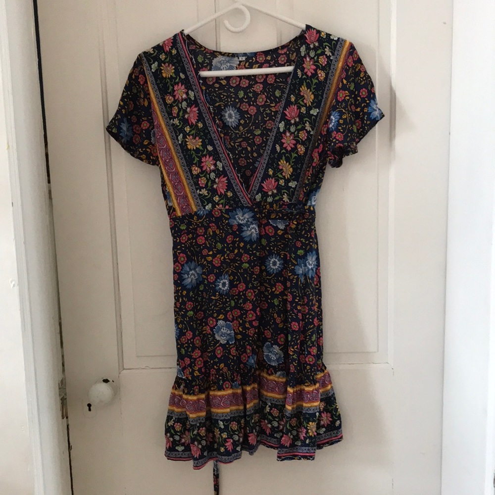 Cute floral wrap sun dress, size S.